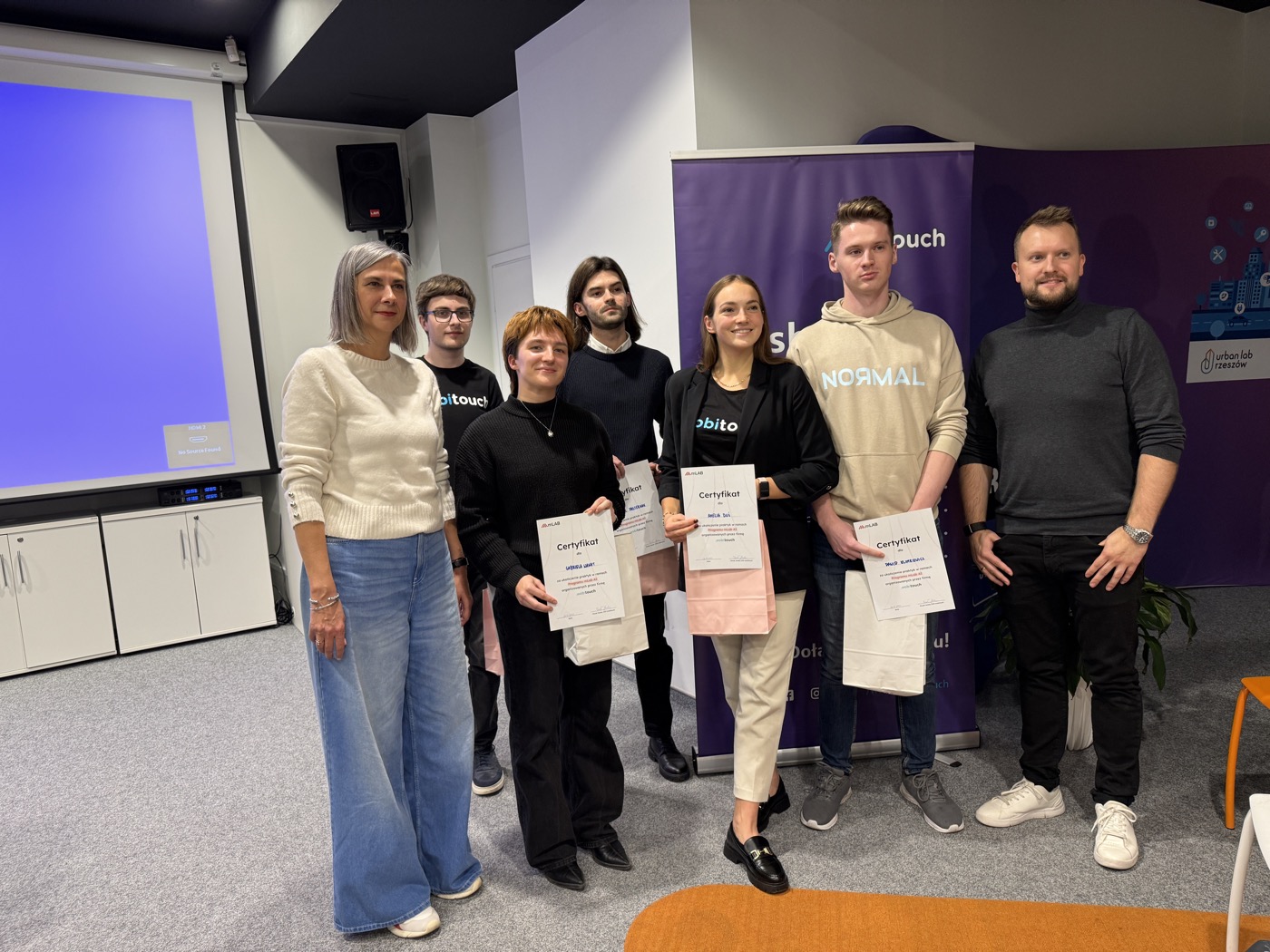 Uczestnicy z certyfikatami mLab przy banerze Urban Lab Rzeszów